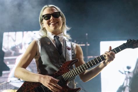 Phoebe Bridgers and Lucy Dacus Go Topless on Stage in。